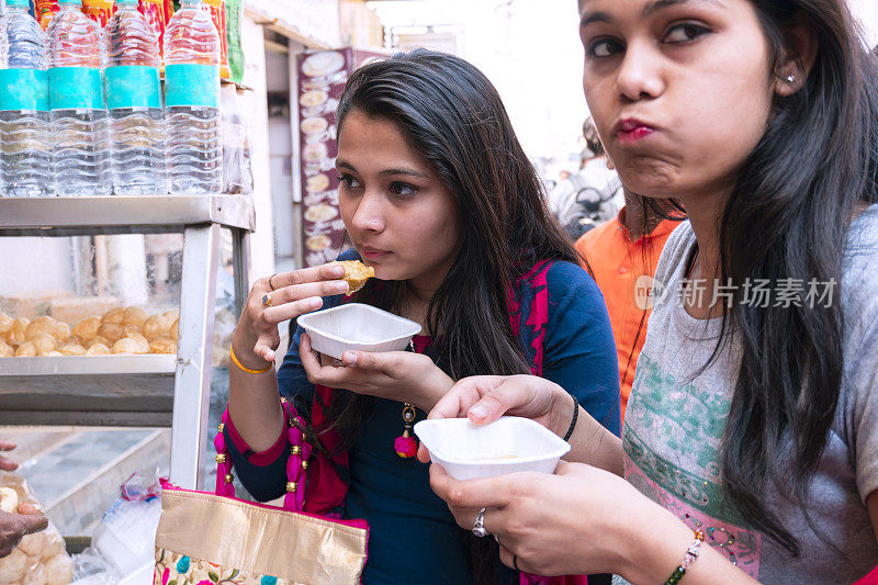 快乐美丽的女孩吃pani puri